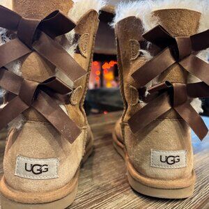 UGG Kids Bailey Bow II (Big Kids) size 4